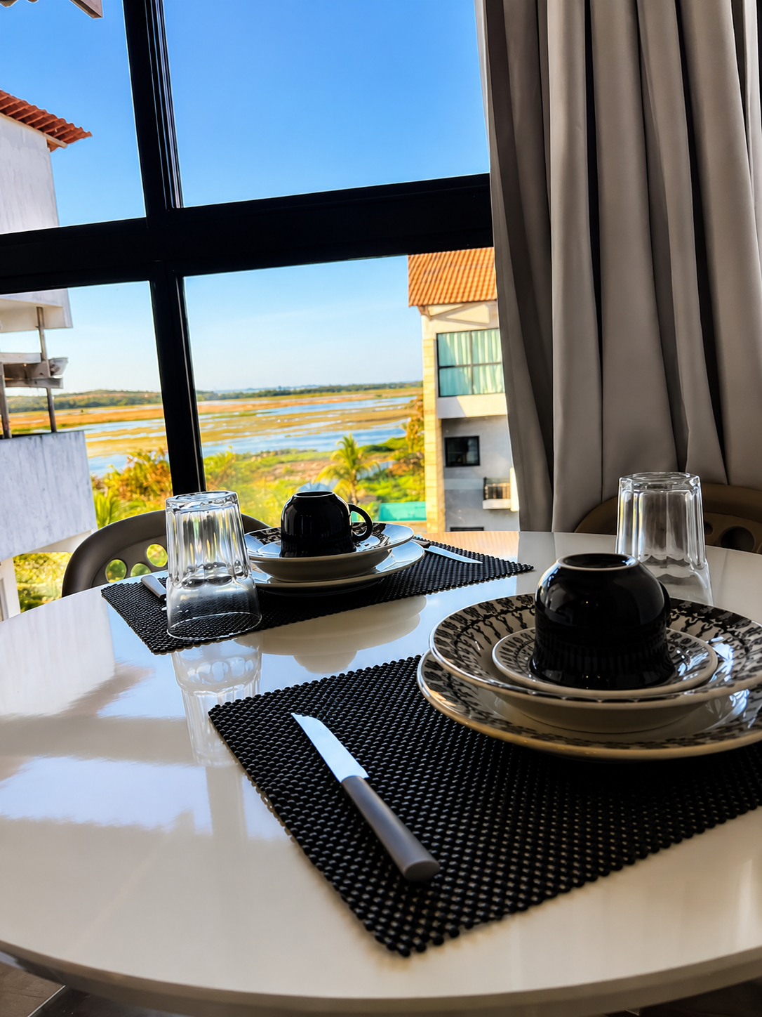Mesa posta com vista panorâmica pela janela