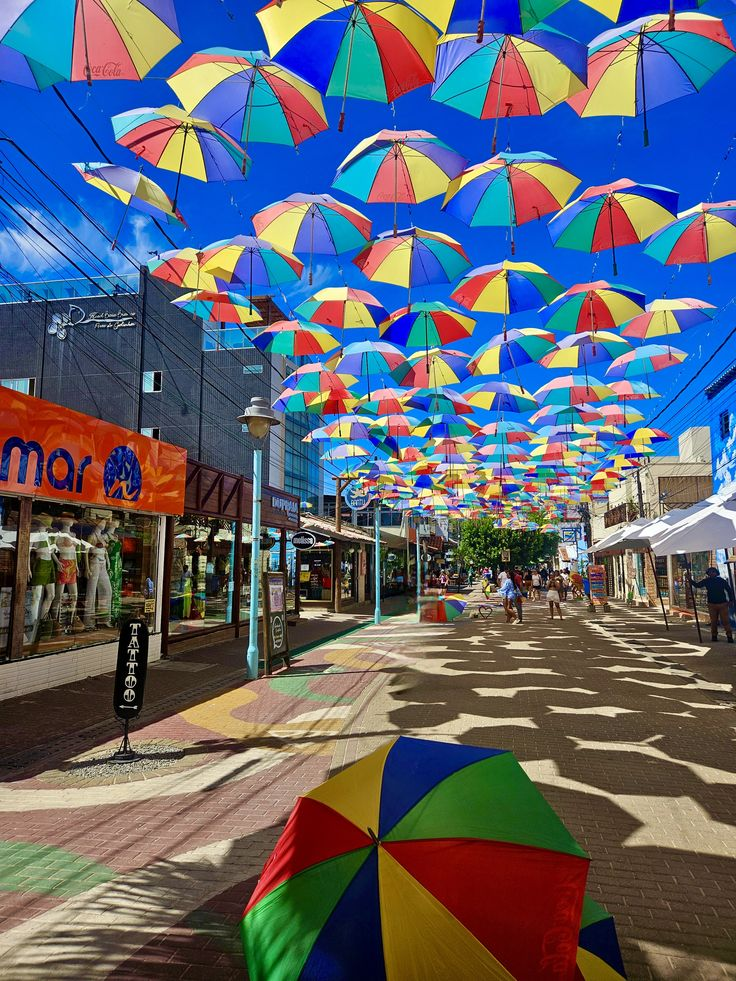 Rua dos guarda-sóis coloridos na vila de Porto de Galinhas
