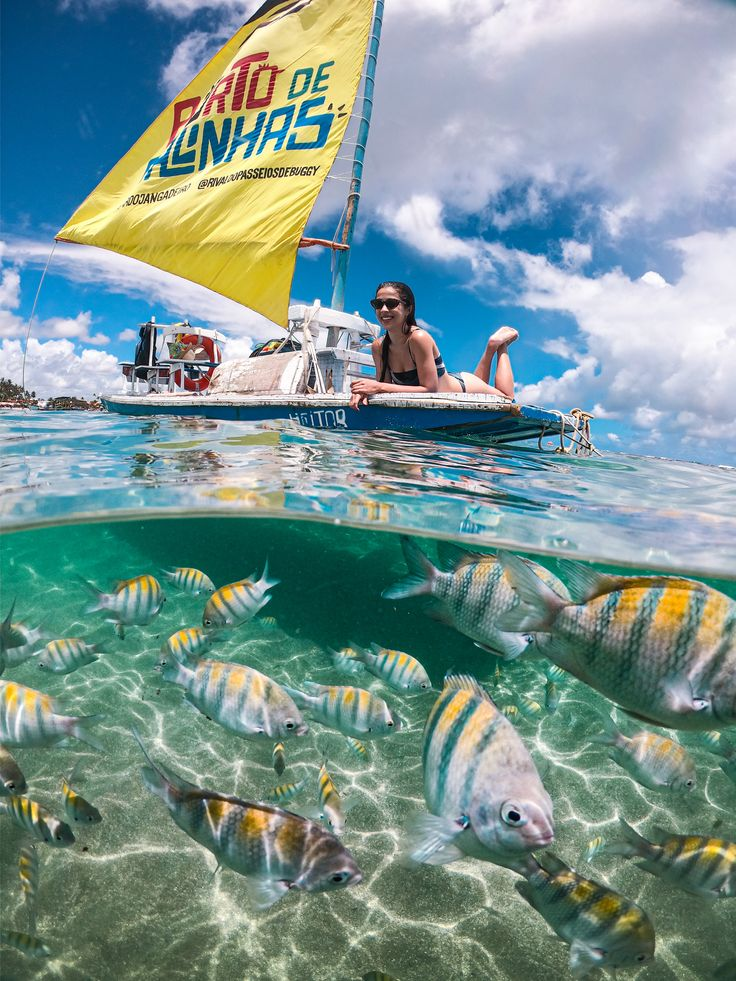 Passeio de jangada com peixes nas piscinas naturais